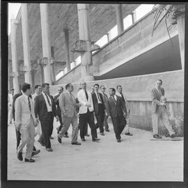 Fotografia "Visita do Lacerda ao Estádio do Maracanã c/ Antonio Carlos; LACERDA.. Carlos - visita Mstadio do Maracanã - para ver ver as obras - que foram iniciadas com Sete Camaras" ([Local n/d] , 1961) [negativo]. / Fotógrafo(a): Ribeiro.  -- ITEM-0014.