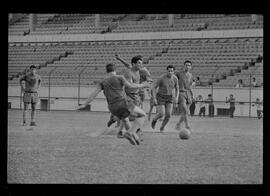 Fotografia "FUTEBOL = FLAMENGO F.C.' treino do Flamengo no Campo do Vasco da Gama" ([Local n/d] , 1963) [negativo]. / Fotógrafo(a): Demócrito Bezerra.  -- ITEM-0011.