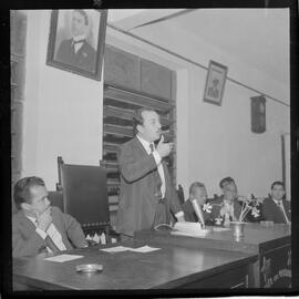 Fotografia "SINDICATO DOS TÊXTEIS' Deputado Almino no Sindicato dos Têxteis, Reportagem de Silvio Paixão" ([Local n/d] , 1963) [negativo]. / Fotógrafo(a): Alvaro.  -- ITEM-0004.