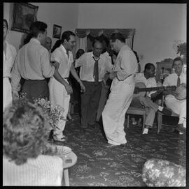 Fotografia "Fotos na residência do Sr. Paulo Medeiros. Festa - Amigos do Samba" ([Local n/d] , [Data n/d]) [negativo]. / Fotógrafo(a): Hélio Santos.  -- ITEM-0015.