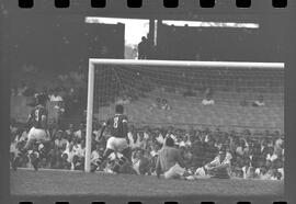 Fotografia "Jogos Campeonato Carioca; 'CAMPEONATO CARIOCA DE 1963' de PROFISSIONAIS (1º Turno) Jogos Vasco x Fluminense (3 x 1) Botafogo x Canto do Rio (3 x 0) America x Madureira (5 x 2) e Olaria x Portuguesa, Reportagem de Esporte" ([Local n/d] , 1963) [negativo]. / Fotógrafo(a): Equipe.  -- ITEM-0037.