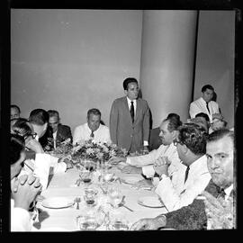 Fotografia "Banquete oferecido por 'UH' em homenagem aos campeões do Super-super, Clube de Regatas Vasco da Gama" ([Local n/d] , [Data n/d]) [negativo]. / Fotógrafo(a): Demócrito.  -- ITEM-0004.