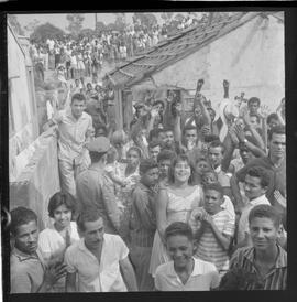 Fotografia "FAVELAS' Despejo de Favelas em Bonsucesso (Favela Nova Brasília em Bonsucesso), Reportagem de Paulo Cordeiro" ([Local n/d] , 1963) [negativo]. / Fotógrafo(a): Ribeiro.  -- ITEM-0010.