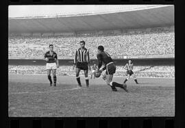 Fotografia "FUTEBOL = 'CAMPEONATO CARIOCA DE PROFISSIONAIS' Jogo Flamengo x Botafogo (3 x 1), America x Portuguesa (2 x 1), Madureira x Bangu (1 x 2), C. Grande x S. Cristovão (1 x 0) e C. Rio x Olaria (1 x 7), Reportagem de Esporte" ([Local n/d] , 1963) [negativo]. / Fotógrafo(a): Equipe.  -- ITEM-0183.