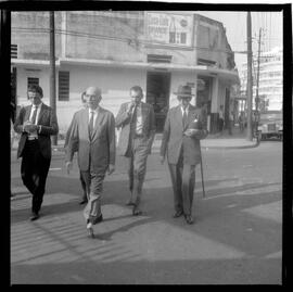 Fotografia "Caso Hélio Fernandes - visitas dos advogados de seus advogados Prado Kelli e Prudente de Morais Neto e sua esposa Sra. Rosinha Fernandes e seu irmão Millor Fernandes, no Quartel da PM), Reportagem de Nelson Silva" ([Local n/d] , 1963) [negativo]. / Fotógrafo(a): Alvaro.  -- ITEM-0001.