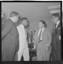 Fotografia "Jango com Pelé no Planalto e líderes do Senado" ([Local n/d] , 1963) [negativo]. / Fotógrafo(a): Nevile.  -- ITEM-0006.