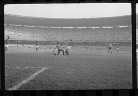 Fotografia "FUTEBOL = 'CAMPEONATO CARIOCA DE PROFISSIONAIS' Jogo Flamengo x Botafogo (3 x 1), America x Portuguesa (2 x 1), Madureira x Bangu (1 x 2), C. Grande x S. Cristovão (1 x 0) e C. Rio x Olaria (1 x 7), Reportagem de Esporte" ([Local n/d] , 1963) [negativo]. / Fotógrafo(a): Equipe.  -- ITEM-0164.