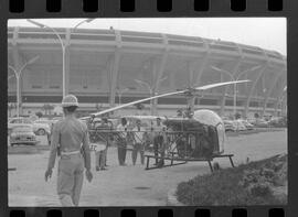 Fotografia "CAMPEONATO CARIOCA DE PROFISSIONAIS DE 1963' (1º Turno) Jogo Vasco da Gama x Olaria (1 x 0) no Maracanã" ([Local n/d] , 1963) [negativo]. / Fotógrafo(a): Demócrito; Ribeiro.  -- ITEM-0068.