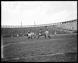 Fotografia "Esporte - futebol - jogo em São Paulo" ([Local n/d] , [Data n/d]) [negativo]. / Fotógrafo(a): [Autoria n/d].  -- ITEM-0007.