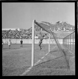 Fotografia "FUTEBOL = 'CAMPEONATO CARIOCA DE PROFISSIONAIS' Jogo Flamengo x Botafogo (3 x 1), America x Portuguesa (2 x 1), Madureira x Bangu (1 x 2), C. Grande x S. Cristovão (1 x 0) e C. Rio x Olaria (1 x 7), Reportagem de Esporte" ([Local n/d] , 1963) [negativo]. / Fotógrafo(a): Equipe.  -- ITEM-0311.