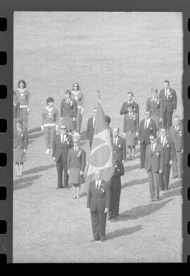 Fotografia "Jogos Campeonato Carioca; 'CAMPEONATO CARIOCA DE 1963' de PROFISSIONAIS (1º Turno) Jogos Vasco x Fluminense (3 x 1) Botafogo x Canto do Rio (3 x 0) America x Madureira (5 x 2) e Olaria x Portuguesa, Reportagem de Esporte" ([Local n/d] , 1963) [negativo]. / Fotógrafo(a): Equipe.  -- ITEM-0053.