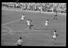 Fotografia "CAMPEONATO CARIOCA DE PROFISSIONAIS DE 1963' (1º TURNO) Jogo Botafogo x Campo Grande (2 x 0)" ([Local n/d] , 1963) [negativo]. / Fotógrafo(a): Demócrito; Ribeiro.  -- ITEM-0054.