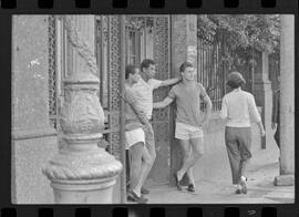 Fotografia "Concentração do Vasco da Gama e Fluminense, Reportagem de Esporte" ([Local n/d] , 1963) [negativo]. / Fotógrafo(a): Demócrito.  -- ITEM-0009.