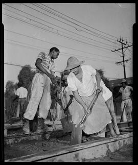 Fotografia "Reportagem sobre homens que trabalham arriscando vidas" ([Local n/d] , [Data n/d]) [negativo]. / Fotógrafo(a): [Autoria n/d].  -- ITEM-0006.