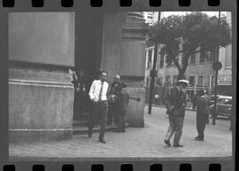 Fotografia "Advogados seviciado pela polícia; 'ARBITRARIEDADE POLICIAL AO JORNALISTA E ADVOGADO' Jornalista seviciado pela Polícia (Suite com a liberdade do jornalista e advogado, Joel Beltrão dos Santos Dias), Reportagem de Zé Carlos" ([Local n/d] , 1963) [negativo]. / Fotógrafo(a): Pedro.  -- ITEM-0003.