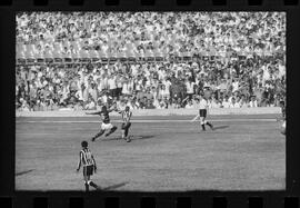 Fotografia "FUTEBOL = 'CAMPEONATO CARIOCA DE PROFISSIONAIS' Jogo Flamengo x Botafogo (3 x 1), America x Portuguesa (2 x 1), Madureira x Bangu (1 x 2), C. Grande x S. Cristovão (1 x 0) e C. Rio x Olaria (1 x 7), Reportagem de Esporte" ([Local n/d] , 1963) [negativo]. / Fotógrafo(a): Equipe.  -- ITEM-0206.