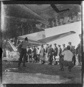 Fotografia "FAB PARA O CONGO; AERONAUTICA [AERONÁUTICA] = (FAB) Novos oficiais da FAB partem para o Congo Belga em Missão de Paz chefiados pelo Major Aviador Helio Campos" ([Local n/d] , 1961) [negativo]. / Fotógrafo(a): L. SANTOS.  -- ITEM-0003.