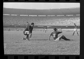 Fotografia "FUTEBOL = 'CAMPEONATO CARIOCA DE PROFISSIONAIS' Jogo Flamengo x Botafogo (3 x 1), America x Portuguesa (2 x 1), Madureira x Bangu (1 x 2), C. Grande x S. Cristovão (1 x 0) e C. Rio x Olaria (1 x 7), Reportagem de Esporte" ([Local n/d] , 1963) [negativo]. / Fotógrafo(a): Equipe.  -- ITEM-0199.