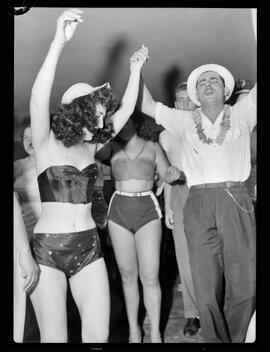 Fotografia "Carnaval de 1952 na Avenida Presidente" ([Local n/d] , 1952) [negativo]. / Fotógrafo(a): Equipe.  -- ITEM-0001.