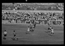 Fotografia "CAMPEONATO CARIOCA DE PROFISSIONAIS DE 1963' (1º TURNO) Jogo Botafogo x Campo Grande (2 x 0)" ([Local n/d] , 1963) [negativo]. / Fotógrafo(a): Demócrito; Ribeiro.  -- ITEM-0057.