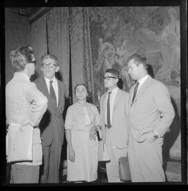 Fotografia "Ministro Evandro Lins com presos Venezuelanos com a Sra. Eunice Torres Calazans, esposa do Sr. José Rodrigues Melo, brasileiro preso na Venezuela, Reportagem de Oscar" ([Local n/d] , 1963) [negativo]. / Fotógrafo(a): Adnré.  -- ITEM-0006.