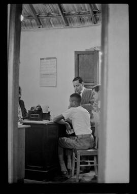 Fotografia "CRIME DE QUELEMENTE' EM COELHO DA ROCHA' Crime do Radialista em Coelho da Rocha (Suite com os assassinos, Manoel Lusia e Julio Araujo da Silva, assassinos de Amaro Florencio da Paz, o 'Quelemente')" ([Local n/d] , 1963) [negativo]. / Fotógrafo(a): Luiz Pinto.  -- ITEM-0010.