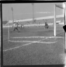 Fotografia "FUTEBOL = 'CAMPEONATO CARIOCA DE PROFISSIONAIS' Jogo Flamengo x Botafogo (3 x 1), America x Portuguesa (2 x 1), Madureira x Bangu (1 x 2), C. Grande x S. Cristovão (1 x 0) e C. Rio x Olaria (1 x 7), Reportagem de Esporte" ([Local n/d] , 1963) [negativo]. / Fotógrafo(a): Equipe.  -- ITEM-0321.