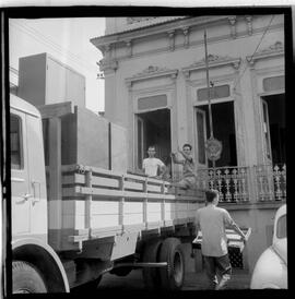 Fotografia "DESPEJOS' Despejo da Delegacia do 25 Dist. Policial, Reportagem de Wilson Corrêa" ([Local n/d] , 1963) [negativo]. / Fotógrafo(a): Rodolpho.  -- ITEM-0003.