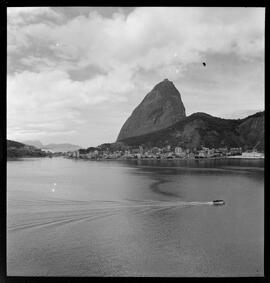 Fotografia "Vistas - R.J. (Pão de Açúcar)" ([Local n/d] , [Data n/d]) [negativo]. / Fotógrafo(a): Equipe.  -- ITEM-0012.