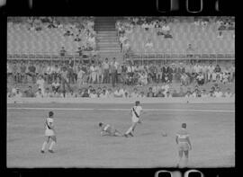 Fotografia "CAMPEONATO CARIOCA DE PROFISSIONAIS DE 1963' (1º Turno) Jogo Vasco da Gama x Olaria (1 x 0) no Maracanã" ([Local n/d] , 1963) [negativo]. / Fotógrafo(a): Demócrito; Ribeiro.  -- ITEM-0055.