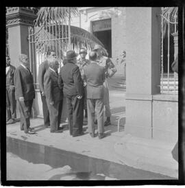 Fotografia "Helio Fernandes na P.E. (Chegada dos advogados, Prado Keli e Prudente de Morais Neto e o presidente do inquérito militar o Gal. Crisanto Figueiredo de Miranda" ([Local n/d] , 1963) [negativo]. / Fotógrafo(a): Rodolfo.  -- ITEM-0024.