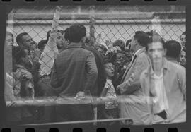 Fotografia "TREINO DO FLAMENGO; 'FLAMENGO FR' Treino do Flamengo com a presença do presidente Fadel Fadel" ([Local n/d] , 1963) [negativo]. / Fotógrafo(a): L. Pinto.  -- ITEM-0015.