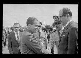 Fotografia "Jango em Recife; Jango Goulart em Recife. sendo recebido pelo Governador Miguel Arraes no Aeroporto do Estado.)" ([Local n/d] , 1963) [negativo]. / Fotógrafo(a): Sucursal.  -- ITEM-0041.