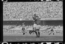 Fotografia "FUTEBOL = 'CAMPEONATO CARIOCA DE PROFISSIONAIS' Jogo Flamengo x Botafogo (3 x 1), America x Portuguesa (2 x 1), Madureira x Bangu (1 x 2), C. Grande x S. Cristovão (1 x 0) e C. Rio x Olaria (1 x 7), Reportagem de Esporte" ([Local n/d] , 1963) [negativo]. / Fotógrafo(a): Equipe.  -- ITEM-0289.