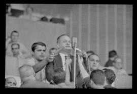 Fotografia "Jogos Campeonato Carioca; 'CAMPEONATO CARIOCA DE 1963' de PROFISSIONAIS (1º Turno) Jogos Vasco x Fluminense (3 x 1) Botafogo x Canto do Rio (3 x 0) America x Madureira (5 x 2) e Olaria x Portuguesa, Reportagem de Esporte" ([Local n/d] , 1963) [negativo]. / Fotógrafo(a): Equipe.  -- ITEM-0185.