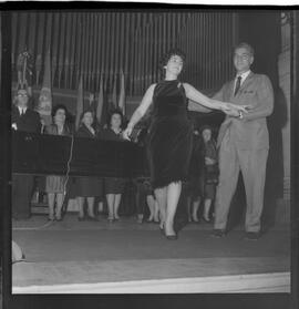 Fotografia "Concurso internacional de Canto; 'CONCURSO INTERNACIONAL DE CANTO' Concurso Internacional de Canto apresentação de candidatos)" ([Local n/d] , 1963) [negativo]. / Fotógrafo(a): Roberto.  -- ITEM-0001.