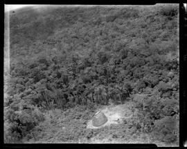 Fotografia "Expedições - Expedição em busca do Tenente Fernando Gomes de Oliveira. Maloca localizada perto do Rio Candeias onde foi avistado um homem branco, Reportagem Geral" ([Local n/d] , [Data n/d]) [negativo]. / Fotógrafo(a): Roberto Maia.  -- ITEM-0003.