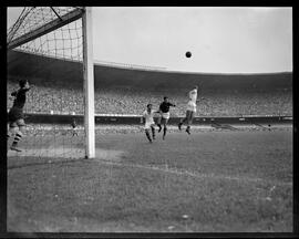 Fotografia "Futebol - Flamengo x Fluminense" ([Local n/d] , [Data n/d]) [negativo]. / Fotógrafo(a): Ângelo e Adir.  -- ITEM-0009.