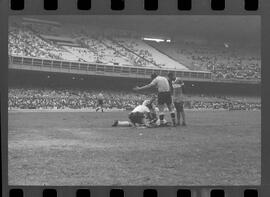 Fotografia "CAMPEONATO CARIOCA DE PROFISSIONAIS DE 1963' (1º Turno) Jogo Vasco da Gama x Olaria (1 x 0) no Maracanã" ([Local n/d] , 1963) [negativo]. / Fotógrafo(a): Demócrito; Ribeiro.  -- ITEM-0016.