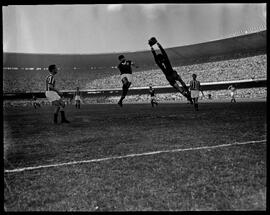 Fotografia "Esporte - Futebol - Palmeiras x Juventus" ([Local n/d] , [Data n/d]) [negativo]. / Fotógrafo(a): Equipe.  -- ITEM-0023.