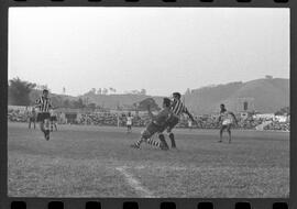 Fotografia "CAMPEONATO CARIOCA DE PROFISSIONAIS DE 1963' (1º TURNO) Jogo Botafogo x Campo Grande (2 x 0)" ([Local n/d] , 1963) [negativo]. / Fotógrafo(a): Demócrito; Ribeiro.  -- ITEM-0046.