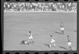 Fotografia "Jogos Campeonato Carioca; 'CAMPEONATO CARIOCA DE 1963' de PROFISSIONAIS (1º Turno) Jogos Vasco x Fluminense (3 x 1) Botafogo x Canto do Rio (3 x 0) America x Madureira (5 x 2) e Olaria x Portuguesa, Reportagem de Esporte" ([Local n/d] , 1963) [negativo]. / Fotógrafo(a): Equipe.  -- ITEM-0273.