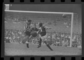 Fotografia "FUTEBOL = 'CAMPEONATO CARIOCA DE PROFISSIONAIS' Jogo Flamengo x Botafogo (3 x 1), America x Portuguesa (2 x 1), Madureira x Bangu (1 x 2), C. Grande x S. Cristovão (1 x 0) e C. Rio x Olaria (1 x 7), Reportagem de Esporte" ([Local n/d] , 1963) [negativo]. / Fotógrafo(a): Equipe.  -- ITEM-0256.