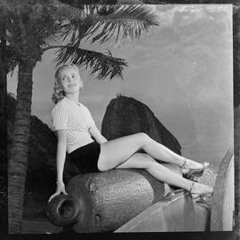 Fotografia "Concurso de beleza (Rainha do Verão 1952), Repórter : Equipe, Reportagem Geral" ([Local n/d] , 1952) [negativo]. / Fotógrafo(a): Adir.  -- ITEM-0006.