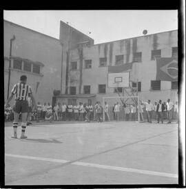 Fotografia "PENITEMCIARIA [PENITENCIÁRIA] CENTRAL' 'DIA DO PAPAI' Dia do Papai no PRESÍDIO (Festividades pelo 'Dia do Papai' na Penitenciária Central', Reportagem de Nelson Silva" ([Local n/d] , 1963) [negativo]. / Fotógrafo(a): Ferreira.  -- ITEM-0011.