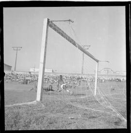 Fotografia "Jogos Campeonato Carioca; 'CAMPEONATO CARIOCA DE 1963' de PROFISSIONAIS (1º Turno) Jogos Vasco x Fluminense (3 x 1) Botafogo x Canto do Rio (3 x 0) America x Madureira (5 x 2) e Olaria x Portuguesa, Reportagem de Esporte" ([Local n/d] , 1963) [negativo]. / Fotógrafo(a): Equipe.  -- ITEM-0309.