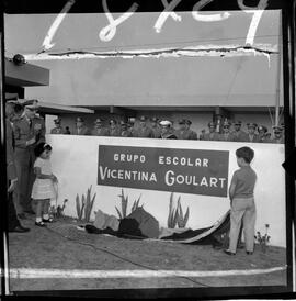 Fotografia "ESCOLA VICENTINA GOULART' Inauguração da Escola D. Vicentina em Brasília por Jango, e filhos na Zona Alfa Noronha" ([Local n/d] , 1963) [negativo]. / Fotógrafo(a): Neville.  -- ITEM-0004.