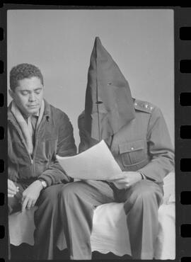 Fotografia "Rep. pelo SUL DO BRASIL (ESPECIAL); 'REPORTAGEM ESPECIAL DE 'UH' 'CONTRABANDO DE ARMAS, Em S. PAULO, SANTA CATARINA, RIO GRANDE DO SUL ETC...' Reportagem feita pela equipe de 'UH'), Reportagem de Amado Ribeiro" ([Local n/d] , 1963) [negativo]. / Fotógrafo(a): Paulo Reis.  -- ITEM-0125.