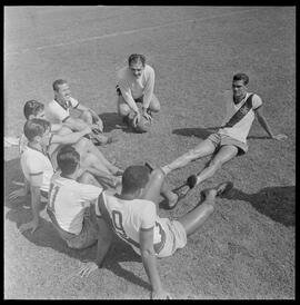 Fotografia "Futebol - RJ (equipe do Vasco da Gama), Esportes" ([Local n/d] , [Data n/d]) [negativo]. / Fotógrafo(a): Equipe.  -- ITEM-0022.