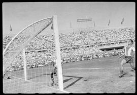 Fotografia "Futebol - Chile (Campeonato Mundial 1952) Brasil x Panamá, Repórter: Equipe, Esportes" ([Local n/d] , 1952) [negativo]. / Fotógrafo(a): José Casal.  -- ITEM-0020.